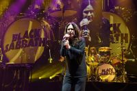Ozzy Osbourne sobe ao palco com Black Sabbath pela última vez