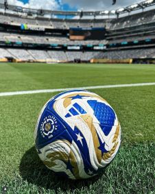 Bola usada no jogo entre PSG e Real Madrid pela semifinal do Mundial de Clubes