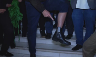 Bolsonaro exibe tornozeleira e diz ser vítima de "máxima humilhação"
