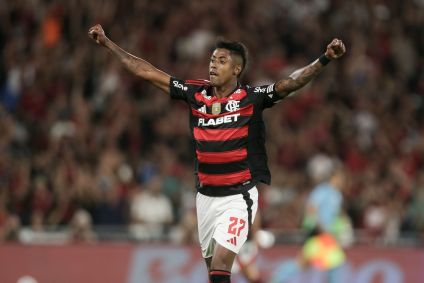 Bruno Henrique comemora gol de Luiz Araújo