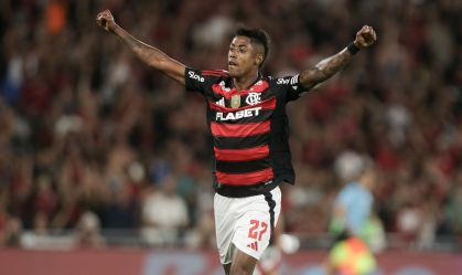 Flamengo vence, segue líder e empurra o São Paulo para perto do Z-4