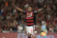 Flamengo vence, segue líder e empurra o São Paulo para perto do Z-4