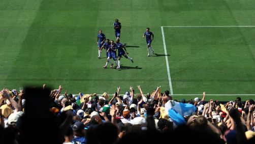 Jogadores do Chelsea comemoram gol com sua torcida no MetLife Stadium
