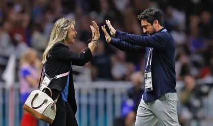 Cris Gambaré se emociona ao falar de Arthur Elias e luta pelo feminino