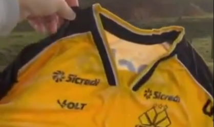 Torcedor mostra camisa do Criciúma congelada com frio intenso em SC