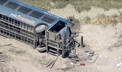 Ônibus tomba na Califórnia e deixa pelo menos 20 feridos