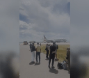 Falha em avião nos EUA obriga passageiros a descerem na pista
