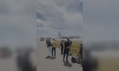 Falha em avião nos EUA obriga passageiros a descerem na pista