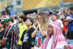 Carol Portaluppi reza na arquibancada