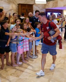 Cedric Soares cumprimenta são paulinos