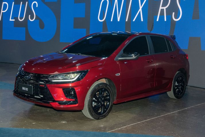 Chevrolet Onix RS 2026: carro ganha novo visual na dianteira • Divulgação