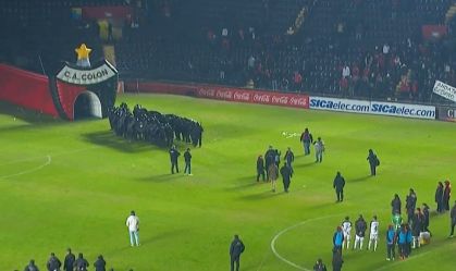 Equipe argentina é escoltada pela polícia após protestos da torcida; veja