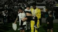 Jogadores do Corinthians ajudam criança durante entrada no gramado; veja