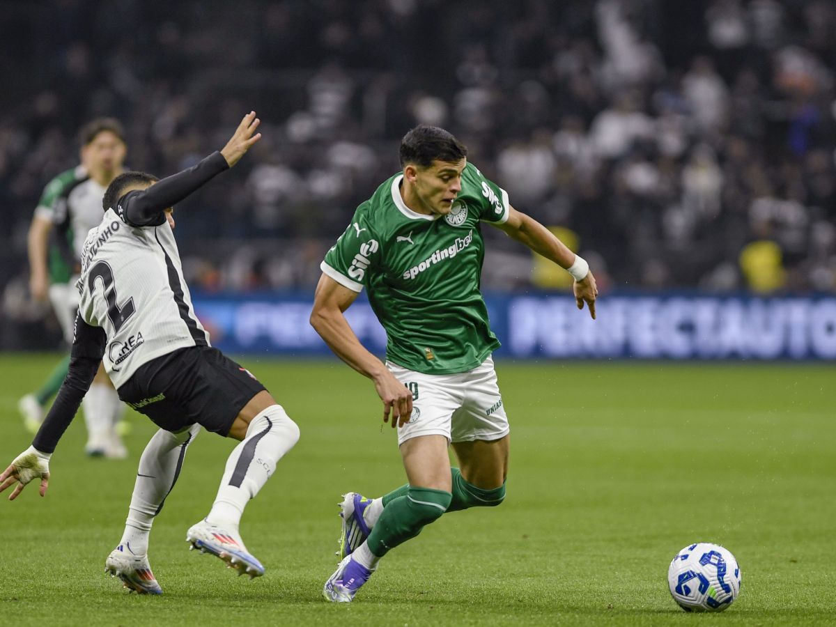 Com um a menos desde o início, Palmeiras pressiona, mas se despede da Copa