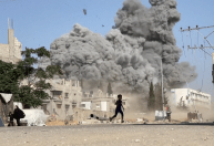 Imagens mostram criança correndo de explosão na Faixa de Gaza; vídeo