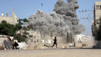 Imagens mostram criança correndo de explosão na Faixa de Gaza; vídeo