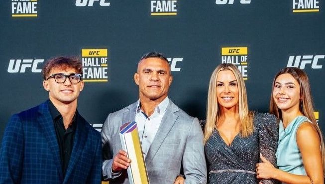 Davi Belfort, filho de Vitor Belfort e Joana Prado, com família em evento