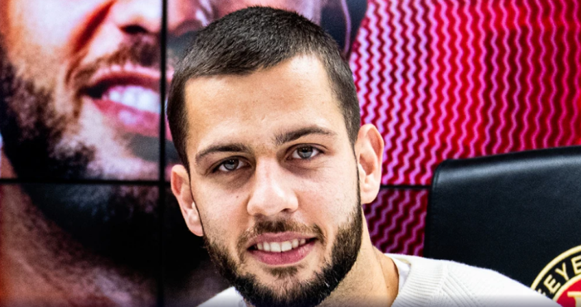 David Hancko em assinatura de contrato com Feyenoord • Divulgação