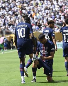 Dembélé e Hakimi, do PSG, em comemoração durante a semifinal