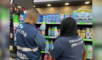 Operação no RJ apreende 3,4 mil litros de amaciante falsificado
