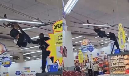 "Homem-aranha" da Penha: homem fica pendurado no teto de supermercado no RJ