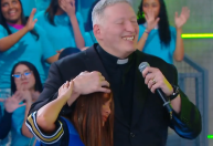 Lexa chora ao vivo na TV após fala de Padre Marcelo Rossi; assista