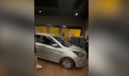 Carro invade academia na Zona Oeste do Rio