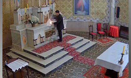 Homem usa explosivo e tenta destruir sacrário de igreja em SC