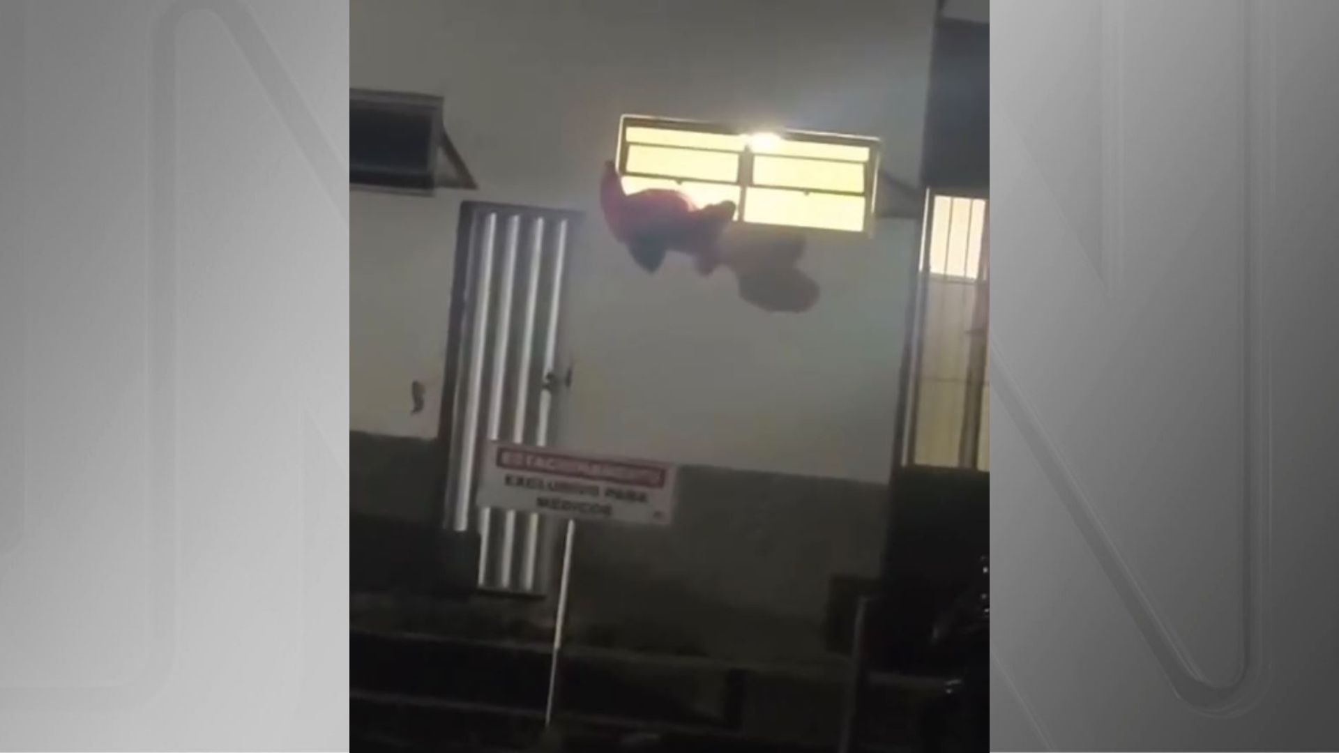 Imagem de destaque do post: Vídeo: preso tenta fugir de hospital pela janela basculante