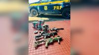 BA: PRF intercepta ônibus com 20 kg de cocaína, granadas e arsenal pesado