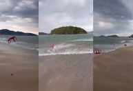 Ventos fortes jogam cadeiras de praia no mar no litoral de SP; veja vídeo
