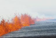 Vulcão entra em erupção perto da capital da Islândia; veja vídeo