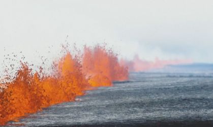 Vulcão entra em erupção perto da capital da Islândia; veja vídeo