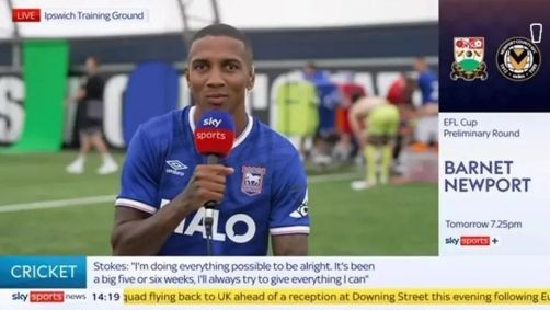 Ashley Young concede entrevista ao vivo durante treino do Ipswich Town enquanto companheiro leva tapas nas nádegas ao fundo