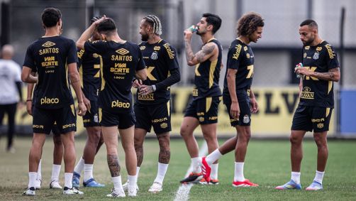 Elenco do Santos durante treino