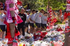 Jogadores do Liverpool acompanham família do Diogo Jota em memorial
