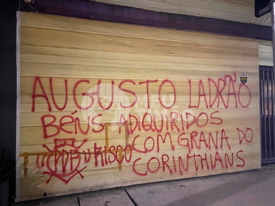 Estabelecimento de Augusto Melo tem muros vandalizados • Meu Timão