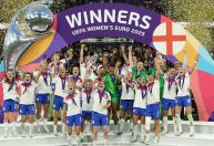 Campeãs da Euro, inglesas são recebidas com festa e homenagens em Londres