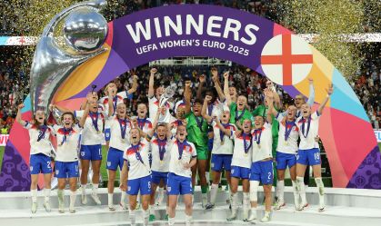 Campeãs da Euro, inglesas são recebidas com festa e homenagens em Londres