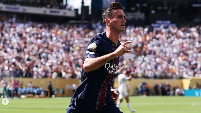 Fabián Ruiz comemorando após fazer o primeiro gol