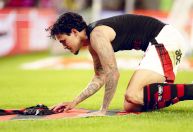 Pedro "ignora" Filipe Luís em comemoração de gol pelo Flamengo