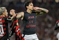 Pedro marca no fim, supera polêmica, e Flamengo vence Fluminense no Brasileirão