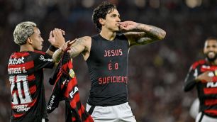 Pedro marca no fim, supera polêmica, e Flamengo vence Fluminense no Brasileirão