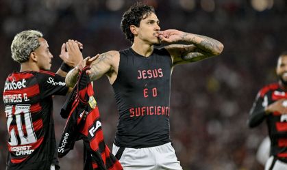 Pedro marca no fim, supera polêmica, e Flamengo vence Fluminense no Brasileirão