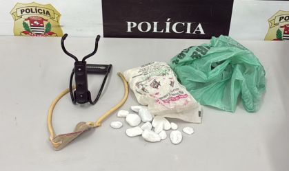 Homem atacou ônibus com estilingue, pedra de aquário e chumbada para pesca
