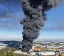 Incêndio de grandes proporções atinge indústria em Guarulhos (SP)