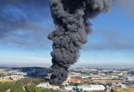 Incêndio de grandes proporções atinge indústria em Guarulhos (SP)
