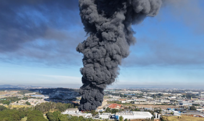 Incêndio de grandes proporções atinge indústria em Guarulhos (SP)