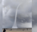 Banhistas registram tromba d’água em praia no Pará; vídeo