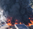 Incêndio de grandes proporções atinge indústria em Guarulhos (SP)
